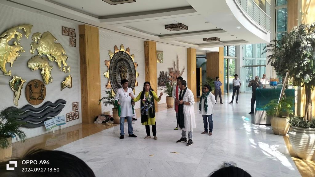 Performers highlighting the importance of reducing plastic waste during the Nukkad Natak as part of the #SwachhataHiSeva2024 campaign