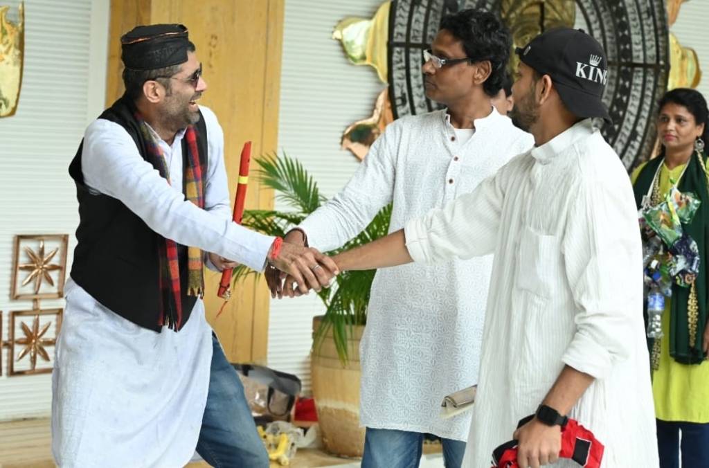 Performers highlighting the importance of reducing plastic waste during the Nukkad Natak as part of the #SwachhataHiSeva2024 campaign