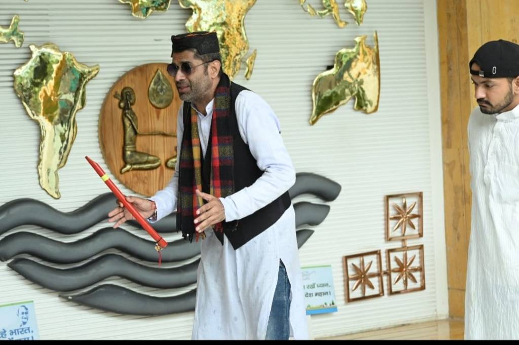 Performers highlighting the importance of reducing plastic waste during the Nukkad Natak as part of the #SwachhataHiSeva2024 campaign