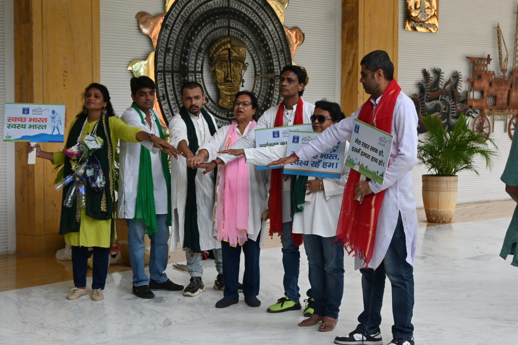 Rise Foundation and ONGC Videsh volunteers holding up pledges for cleanliness, promoting the message of keeping our environment clean and green